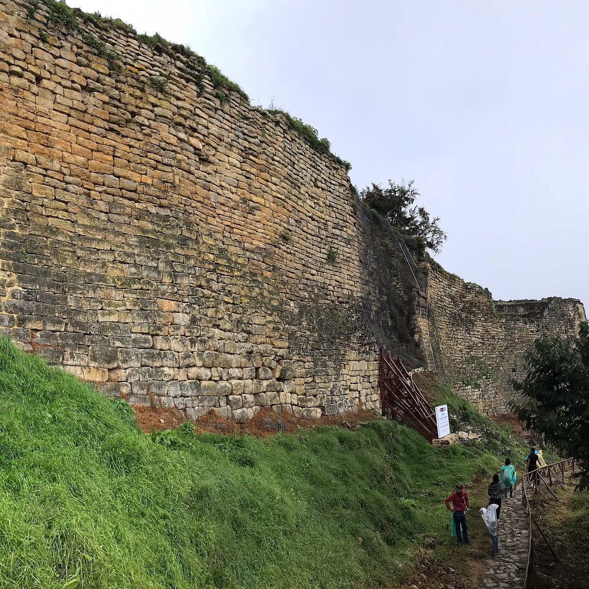 Куэлап - древние руины Чачапояс, Стена форта