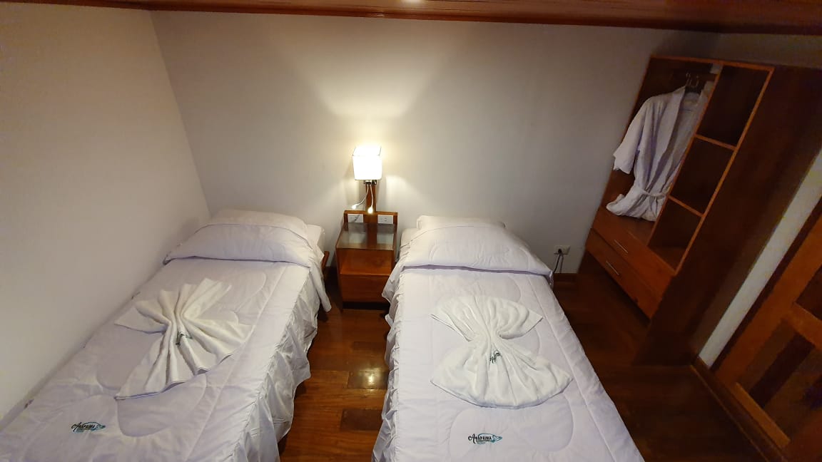 раздельные кровати в каюте кораблика на амазонке